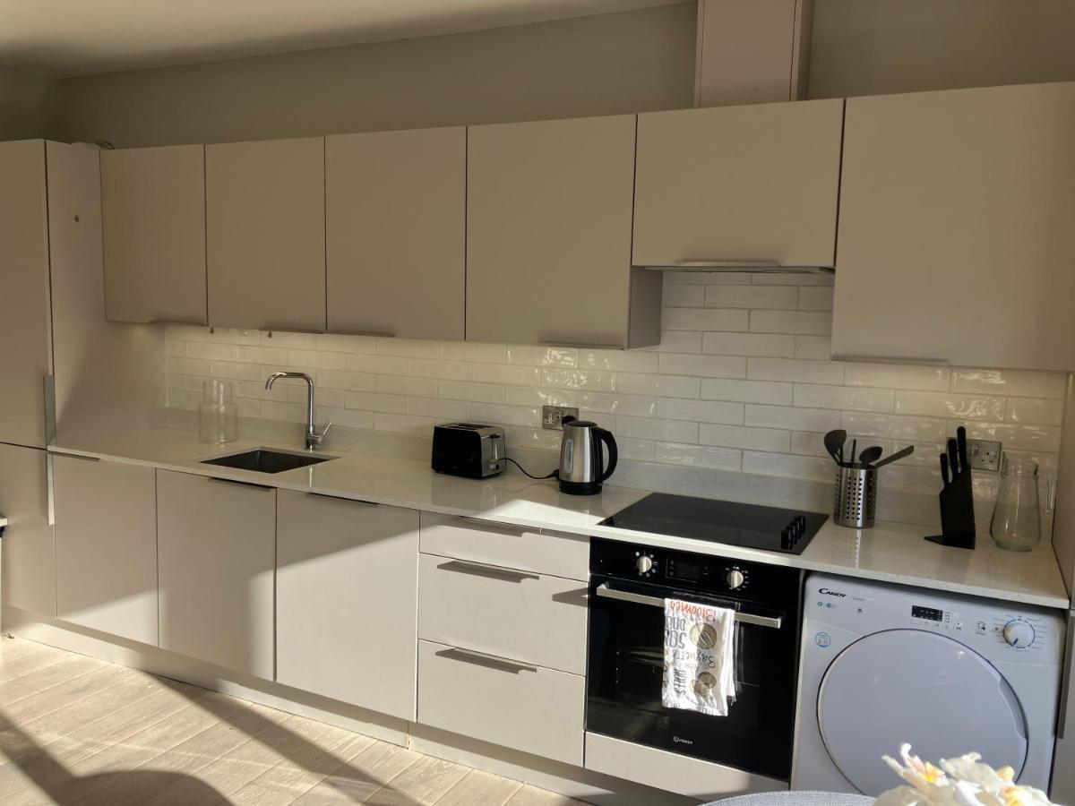 Splendid 2 Bed Flat With Private Terrace In Wimbledon - 2 The Queens Lägenhet London Exteriör bild