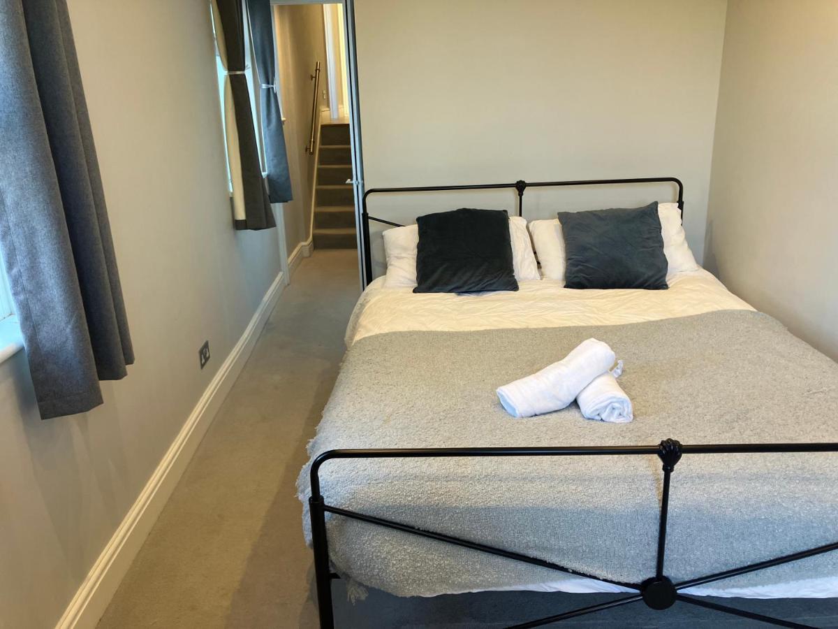 Splendid 2 Bed Flat With Private Terrace In Wimbledon - 2 The Queens Lägenhet London Exteriör bild