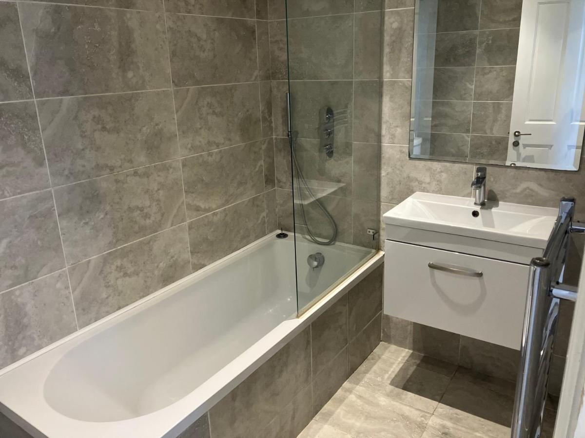 Splendid 2 Bed Flat With Private Terrace In Wimbledon - 2 The Queens Lägenhet London Exteriör bild