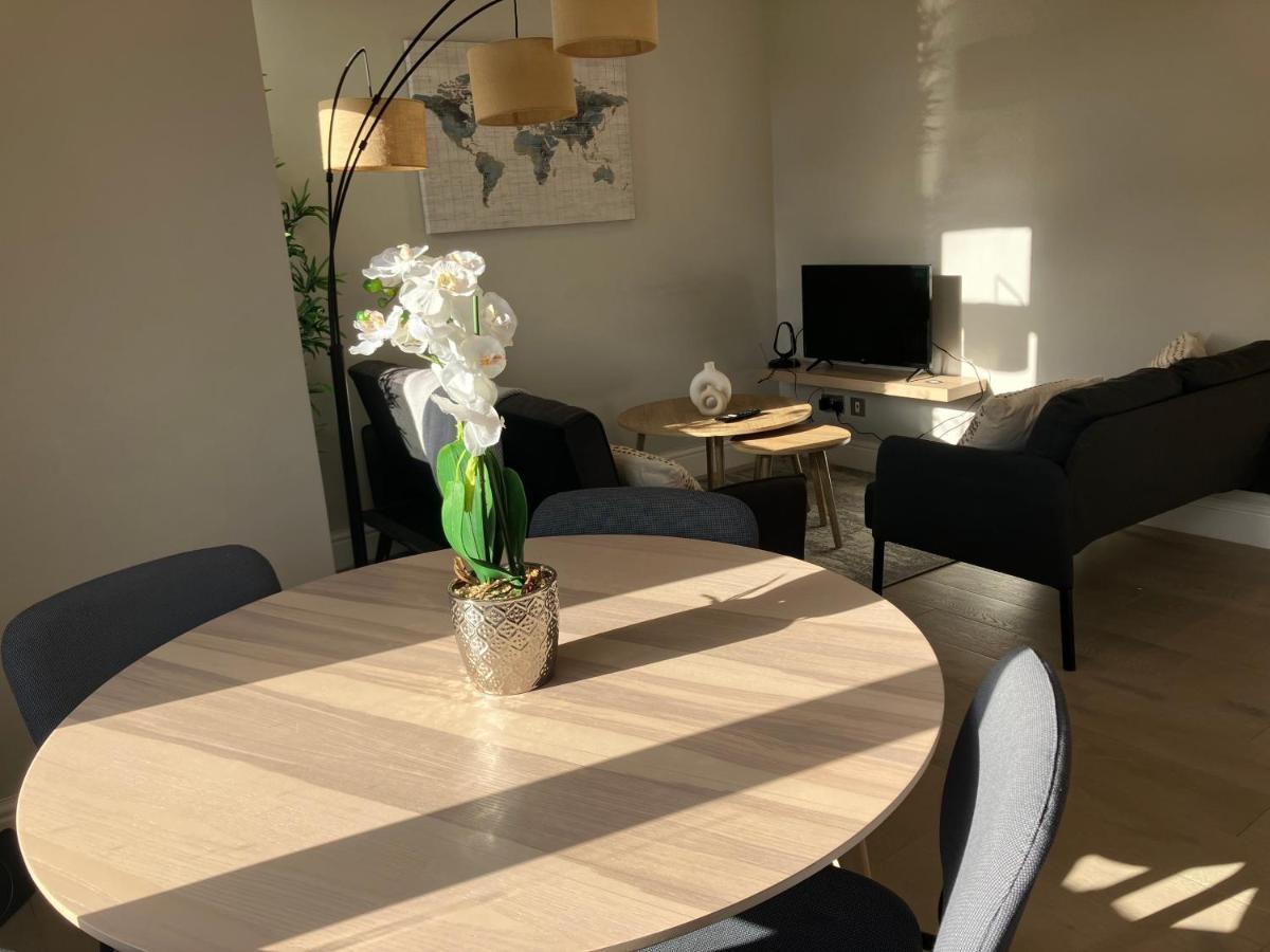 Splendid 2 Bed Flat With Private Terrace In Wimbledon - 2 The Queens Lägenhet London Exteriör bild