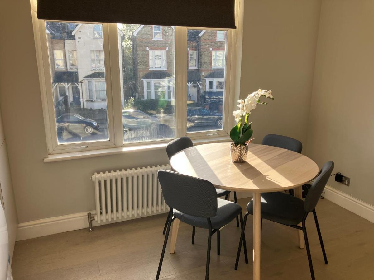 Splendid 2 Bed Flat With Private Terrace In Wimbledon - 2 The Queens Lägenhet London Exteriör bild