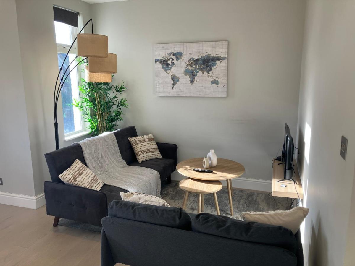 Splendid 2 Bed Flat With Private Terrace In Wimbledon - 2 The Queens Lägenhet London Exteriör bild