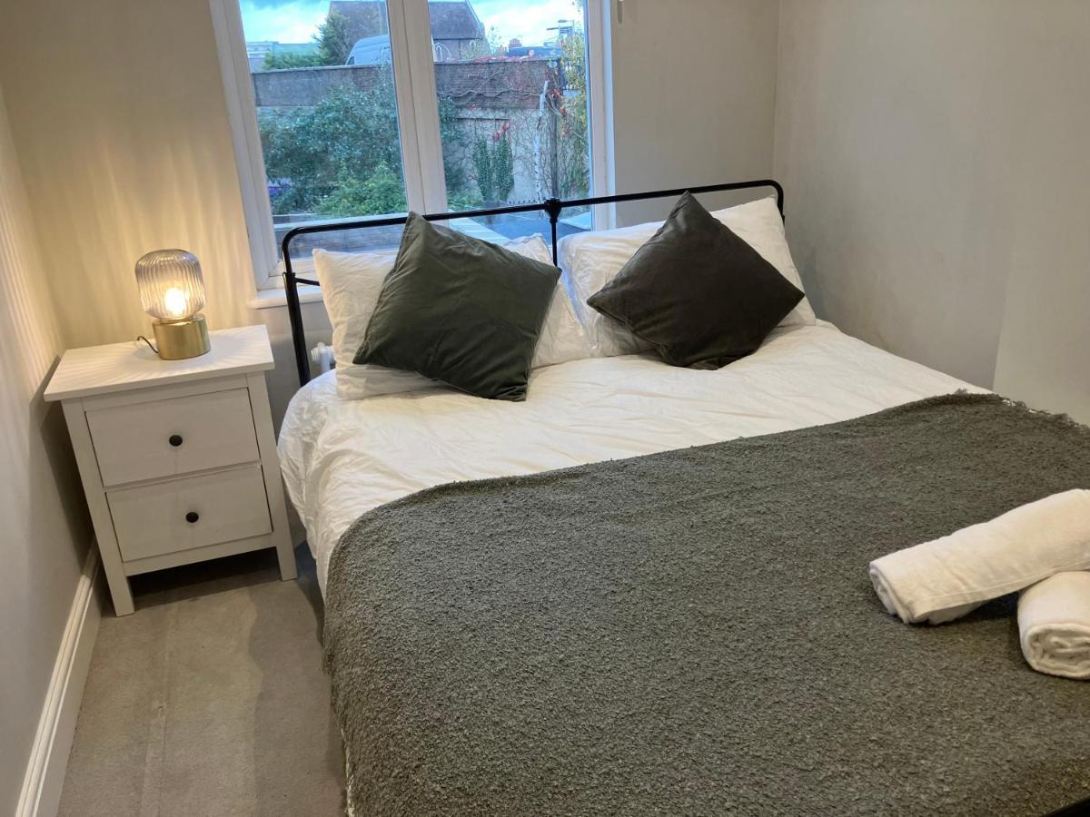 Splendid 2 Bed Flat With Private Terrace In Wimbledon - 2 The Queens Lägenhet London Exteriör bild